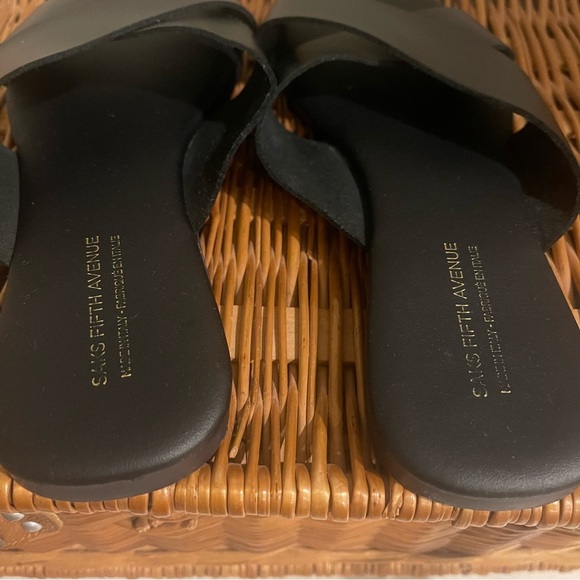 Saks Fifth Avenue Leather Criss Cross Sandals Women’s 7.5 Black Flat Minimalist - Picture 4 of 6